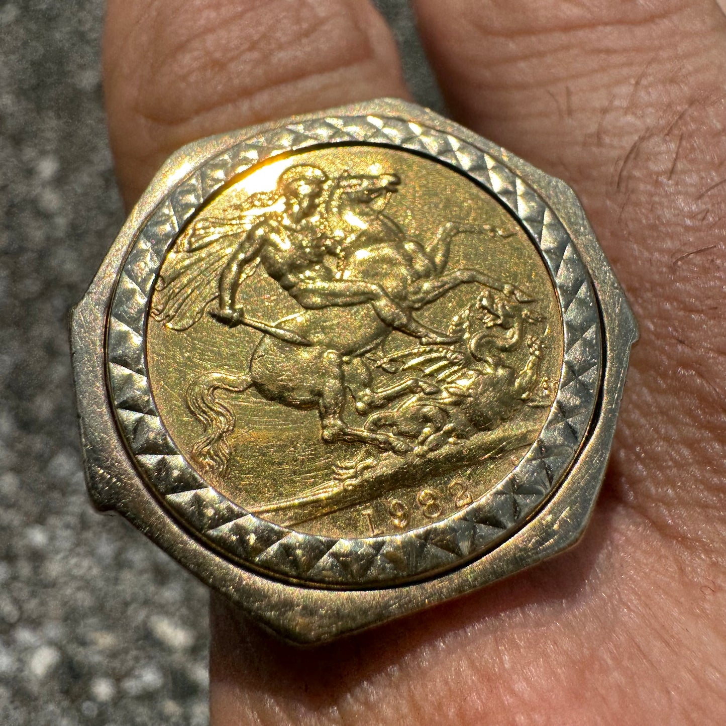 1982 22k Elizabeth 2/St. George British 1 Sovereign Coin Ring (10)
