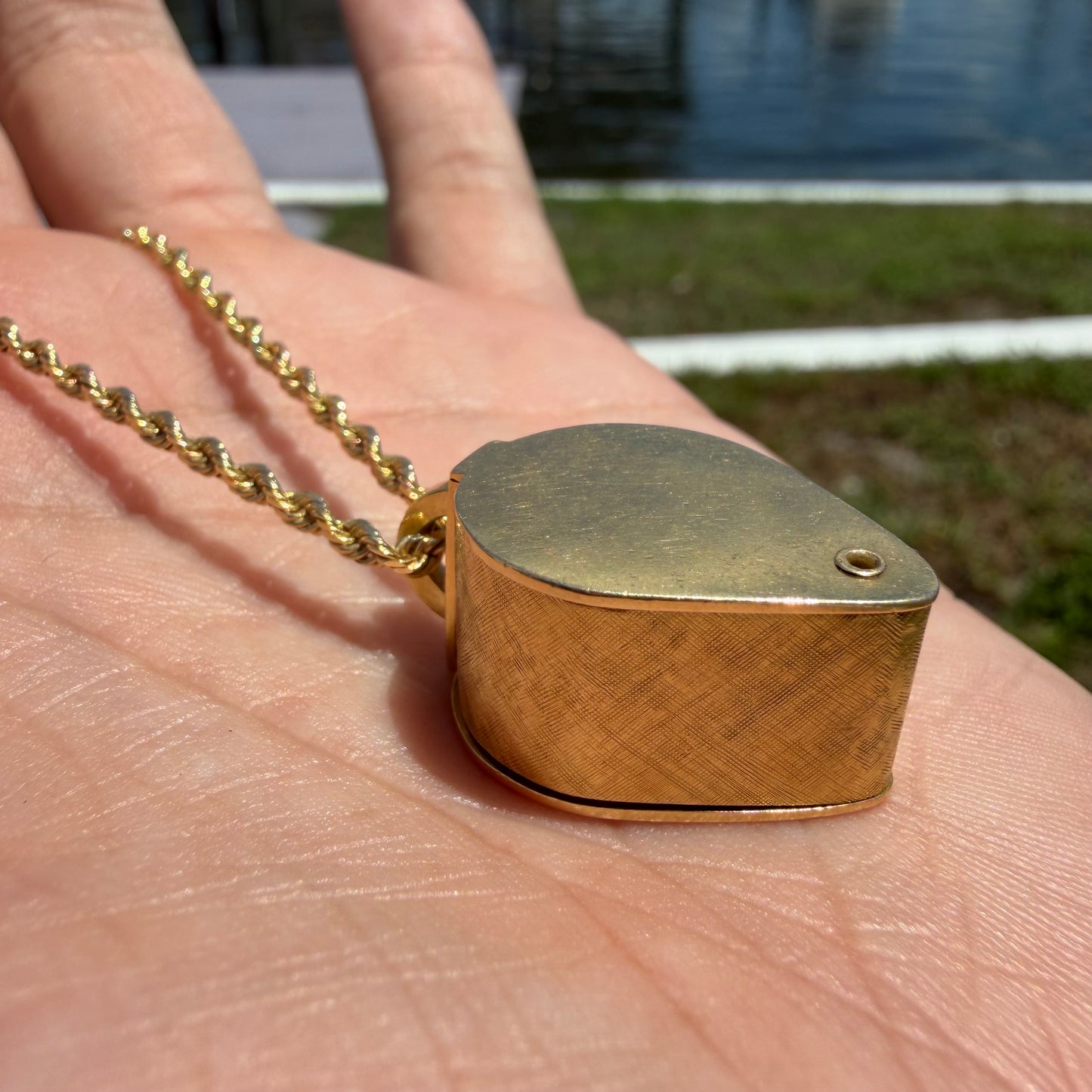1977 Solid 18k Yellow Gold English Hallmarked Jewelers Loupe Pendant