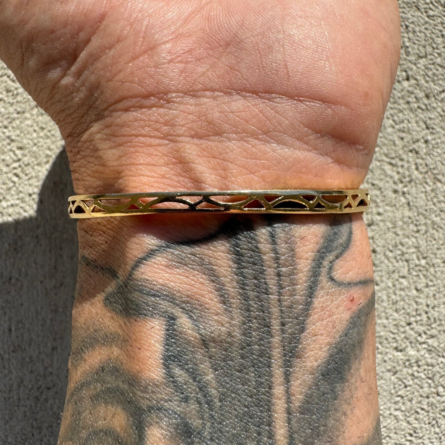 Vintage 14k Yellow Gold 1.3CTW Natural Diamond & Columbian Emerald Hinged Bangle Bracelet (6.5”)
