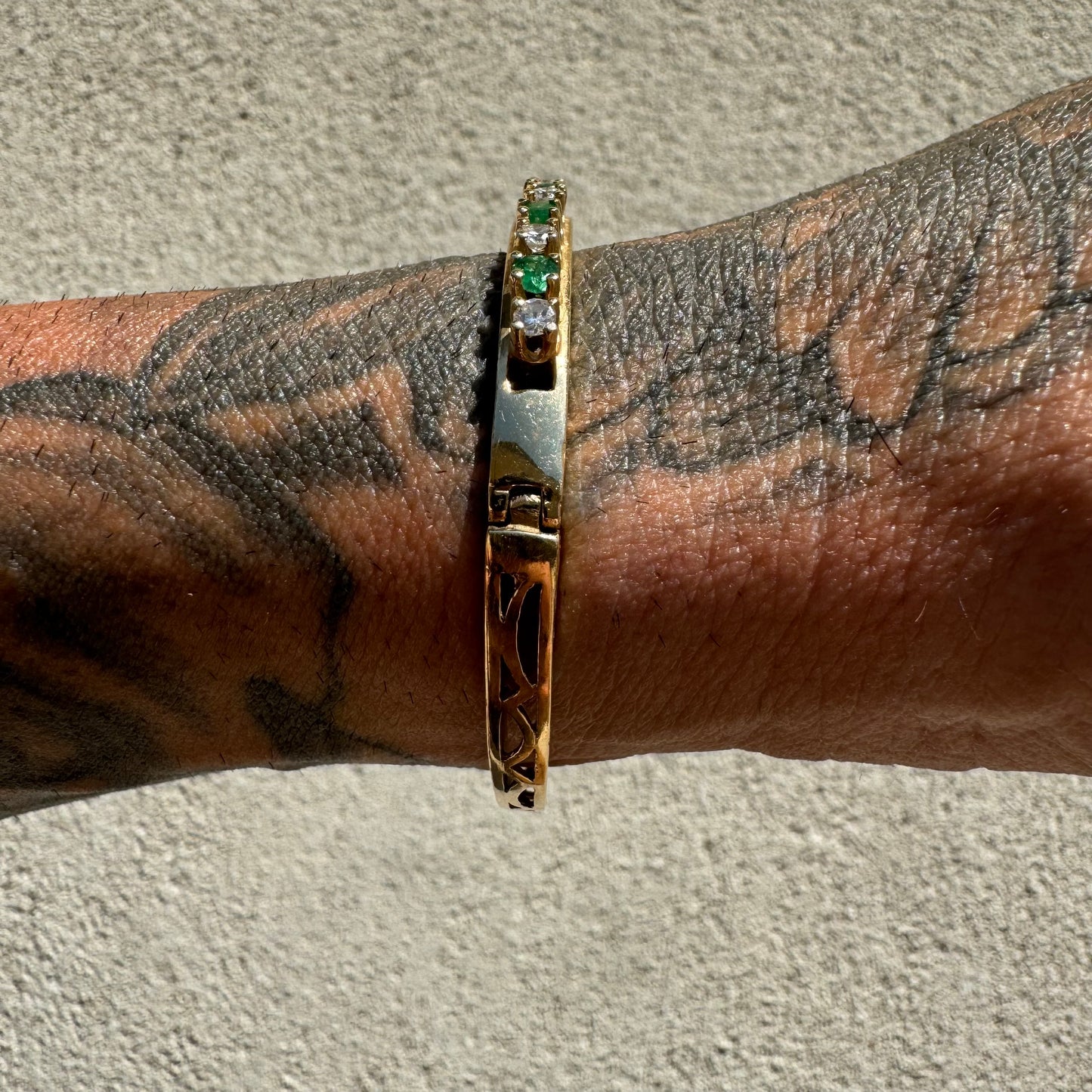 Vintage 14k Yellow Gold 1.3CTW Natural Diamond & Columbian Emerald Hinged Bangle Bracelet (6.5”)