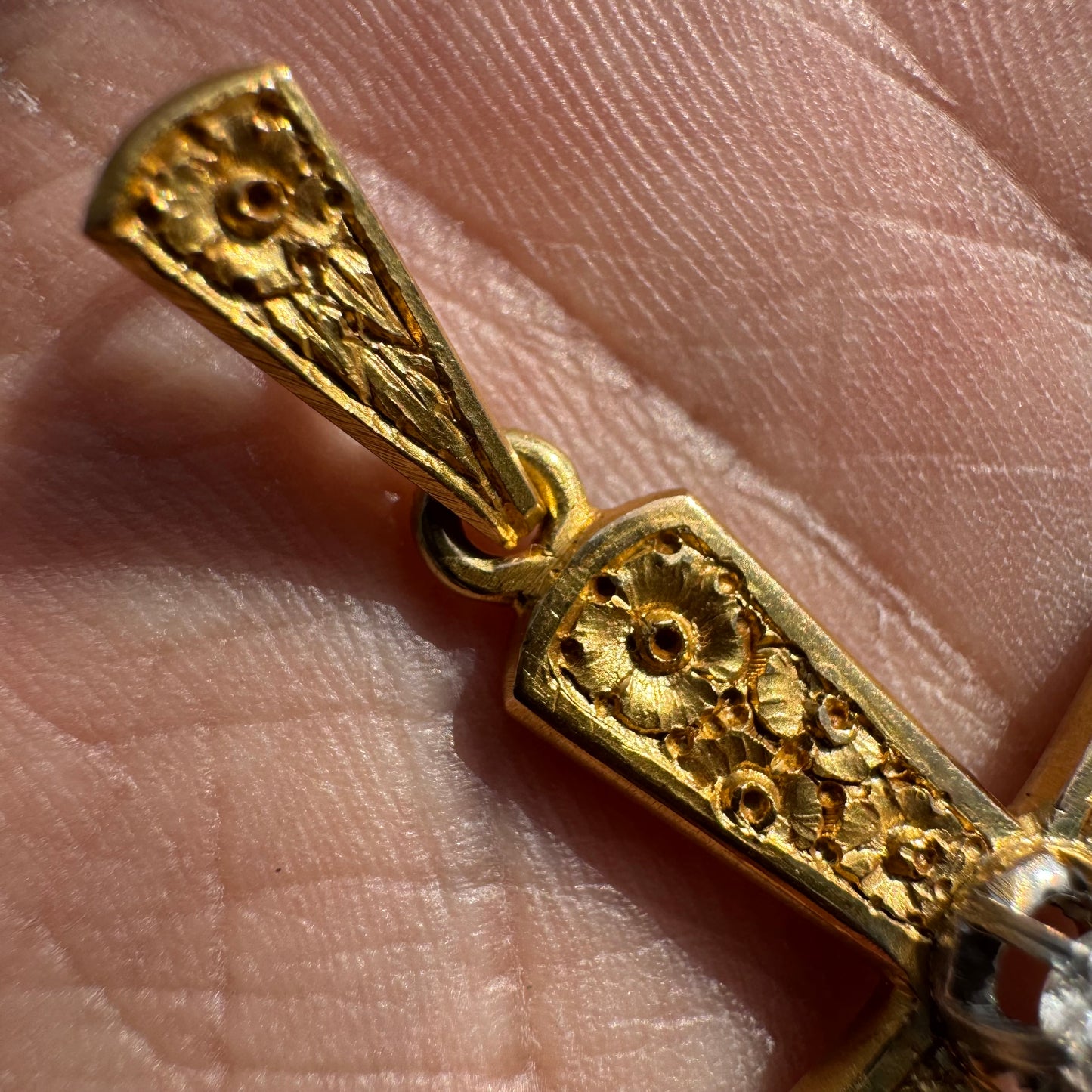 Art Deco Solid 18k Yellow Gold .25ct Natural Diamond Solitaire Hand Engraved Floral Cross