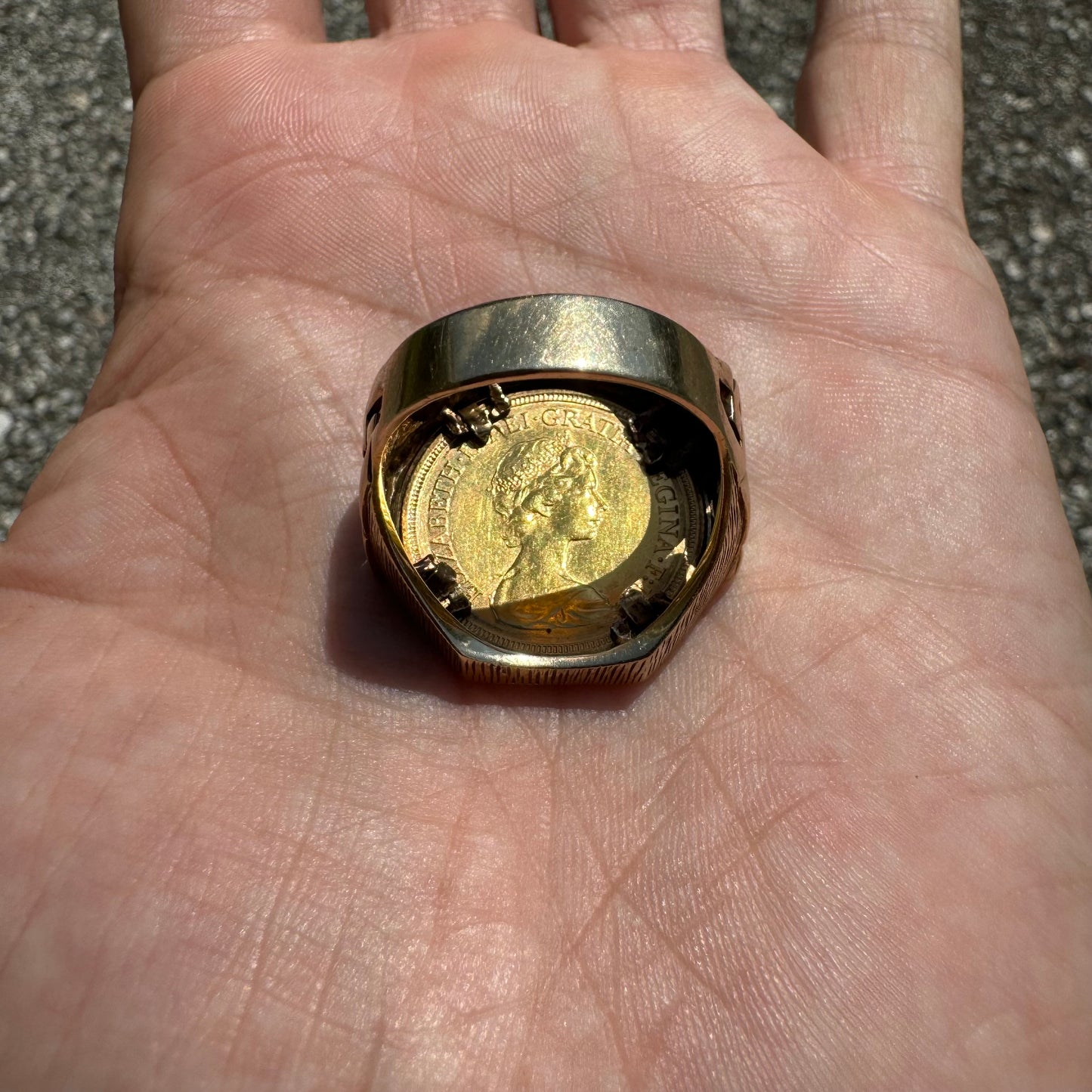 1982 22k Elizabeth 2/St. George British 1 Sovereign Coin Ring (10)