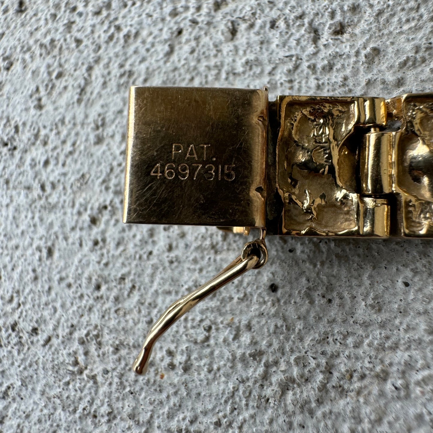 Late 1980’s-Early 90’s Solid 14k Yellow Gold Hinged Nugget Link Bracelet (8.25”)