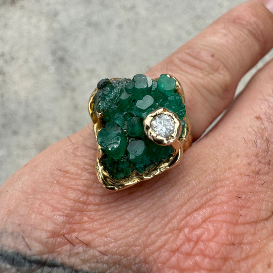 Vintage Solid 14k Yellow Gold Artisan Crafted Raw Natural Emerald Brutalist Ring (4.5)