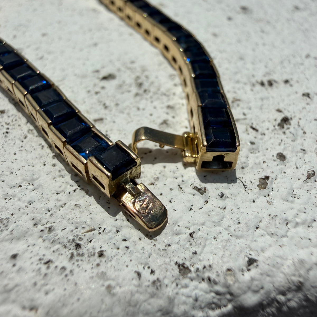 1930’s/40’s Solid 18k Yellow Gold 6.0ctw Carré Cut Natural Blue Sapphire Tennis Bracelet By Louis J. Meyer Inc. (7.25”)