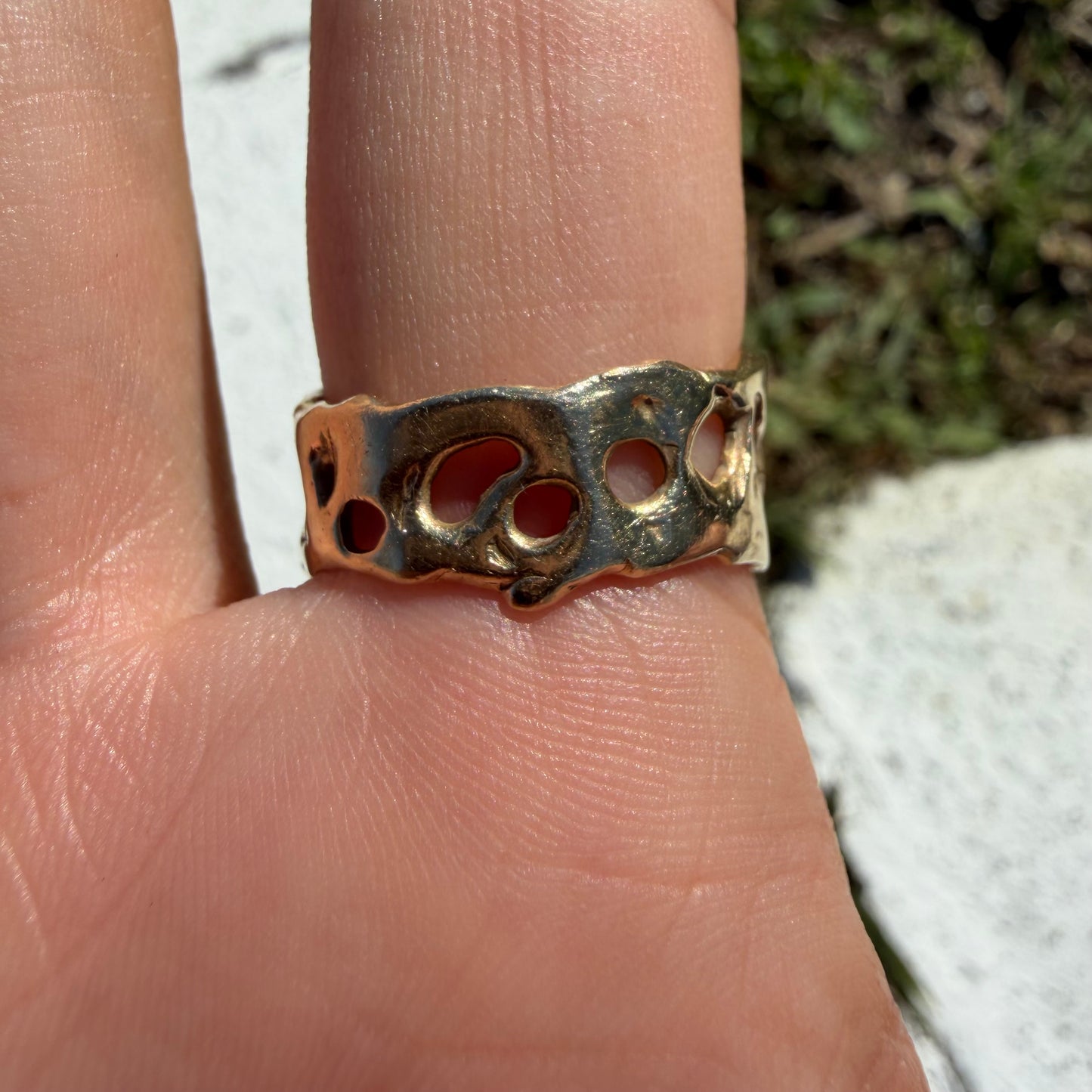 Vintage Solid 14k Yellow Gold Natural Diamond Encrusted Brutalist Ghoulish Skull Ring (11)