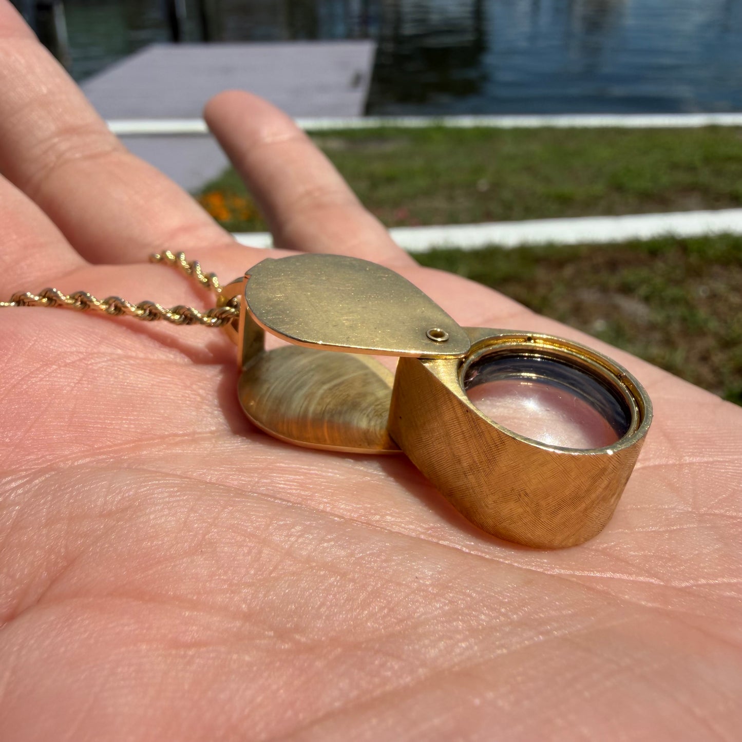1977 Solid 18k Yellow Gold English Hallmarked Jewelers Loupe Pendant
