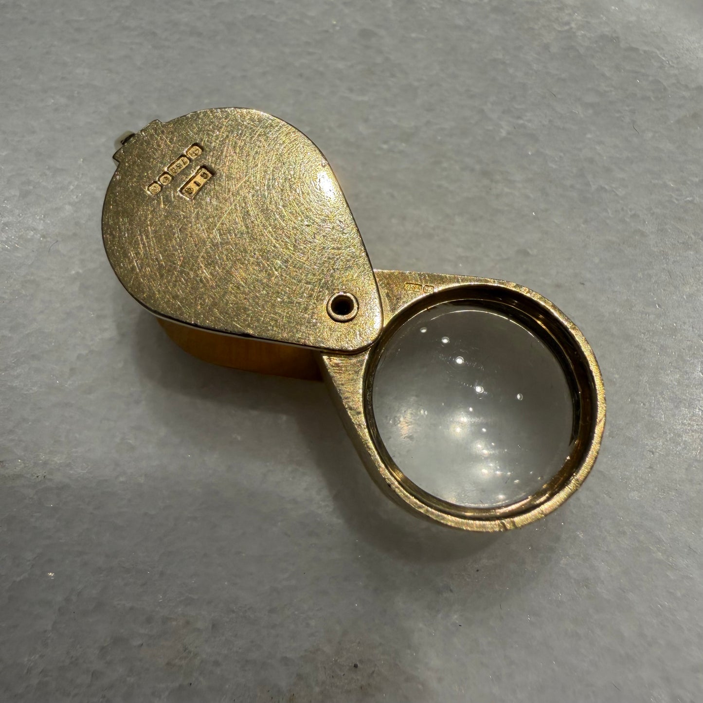 1977 Solid 18k Yellow Gold English Hallmarked Jewelers Loupe Pendant