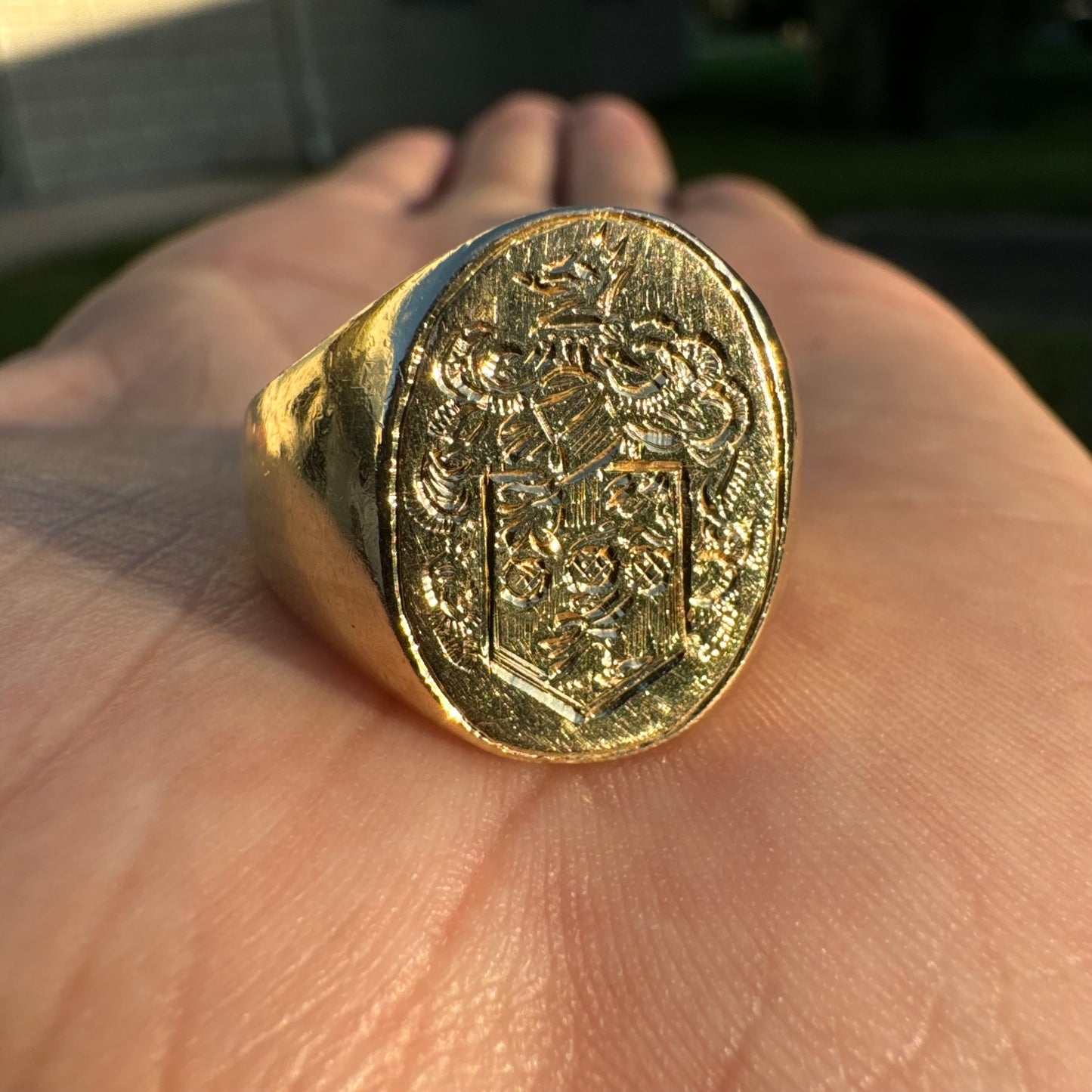 Old Solid 14k Yellow Gold Hand Chased Engraved Crest Signet Ring (10)