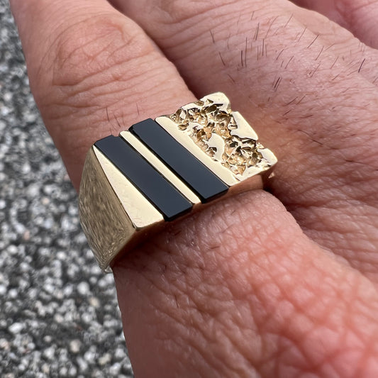 1967 Solid 14k Yellow Gold Old School Black Onyx Inlaid Nugget Style Gents Signet Ring (11)