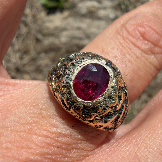 Antique Solid 14k Yellow Gold Natural Ruby Brutalist Gypsy Ring (7.75)
