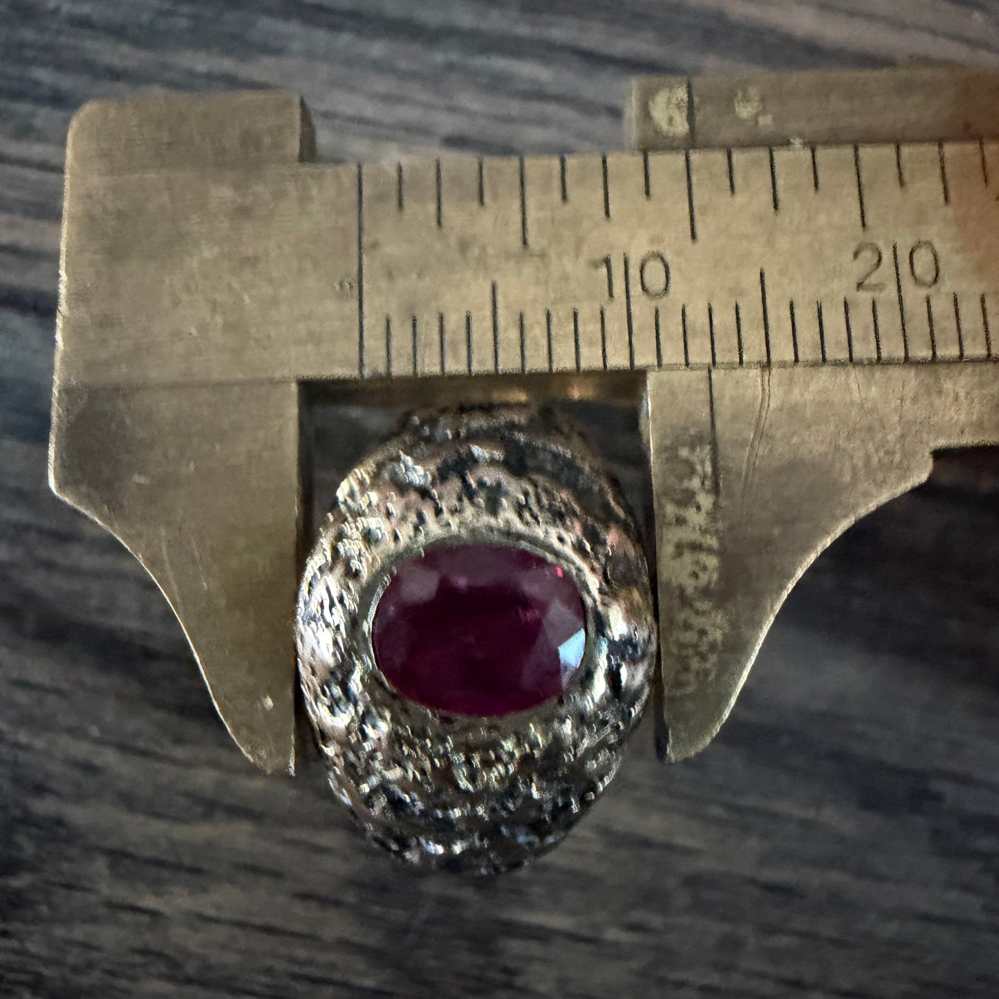 Antique Solid 14k Yellow Gold Natural Ruby Brutalist Gypsy Ring (7.75)