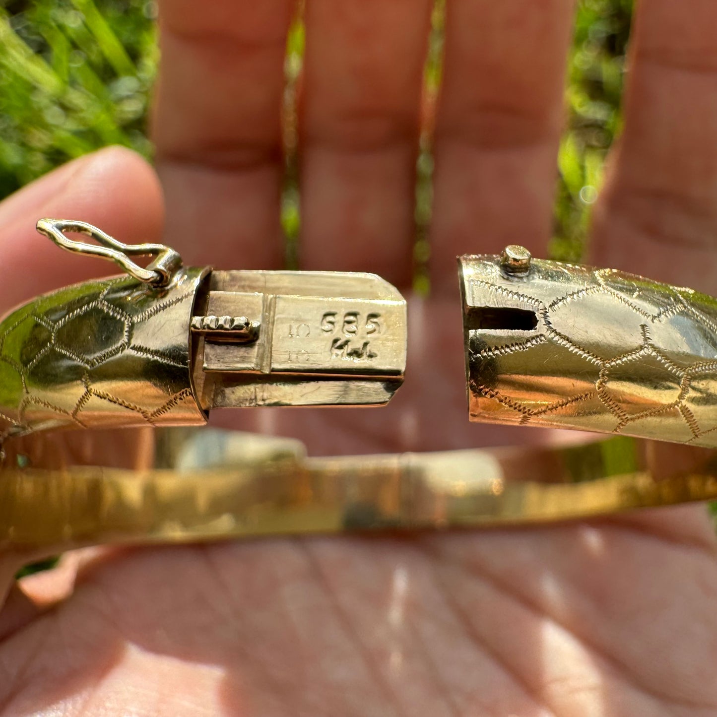 1960’s 14k Yellow Gold Hand Chased Wraparound Snake Hinged Bangle Bracelet (5.75”-6.75”)