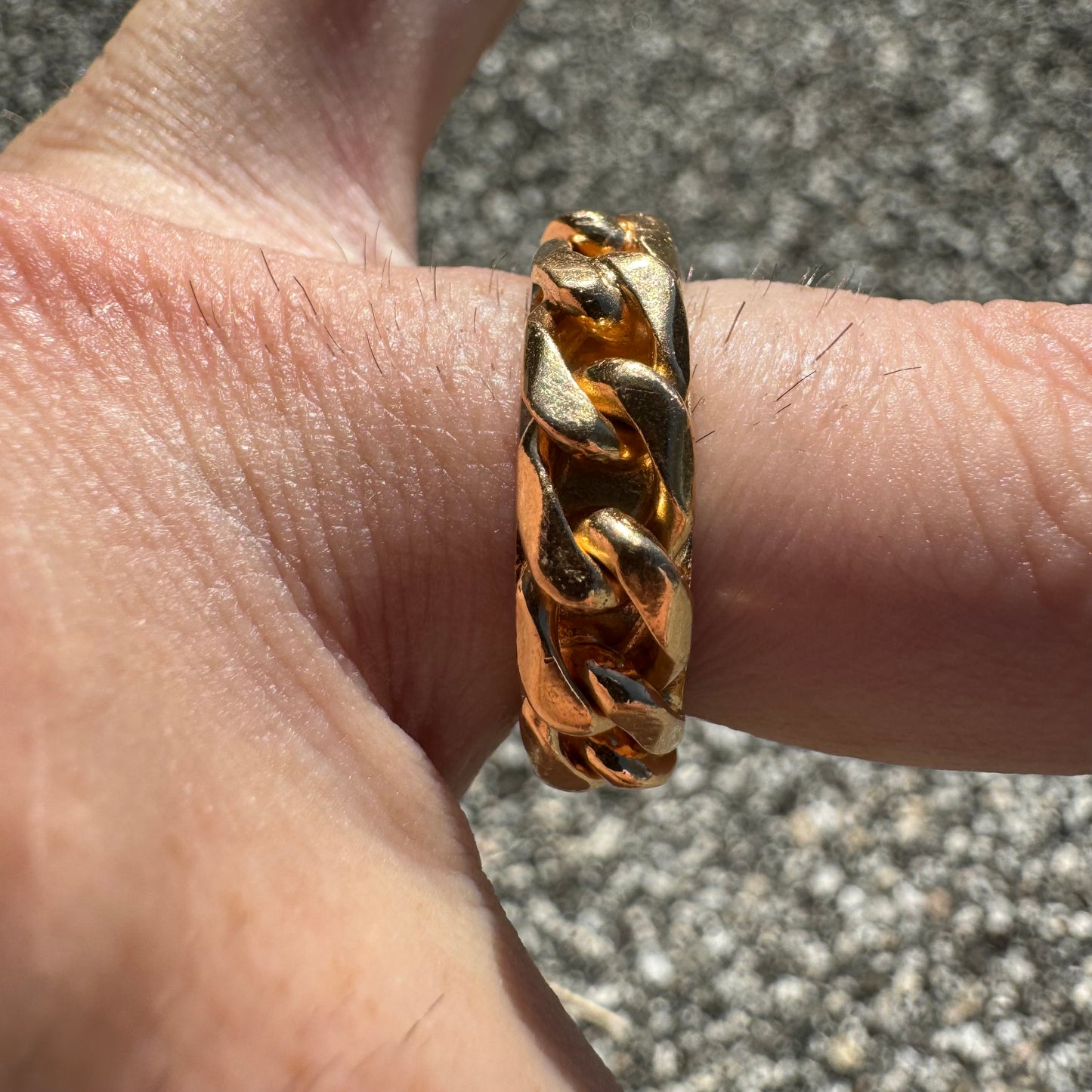 MID-CENTURY SOLID 18K YELLOW GOLD CUBAN CURB LINK BANDED RING (7.5)