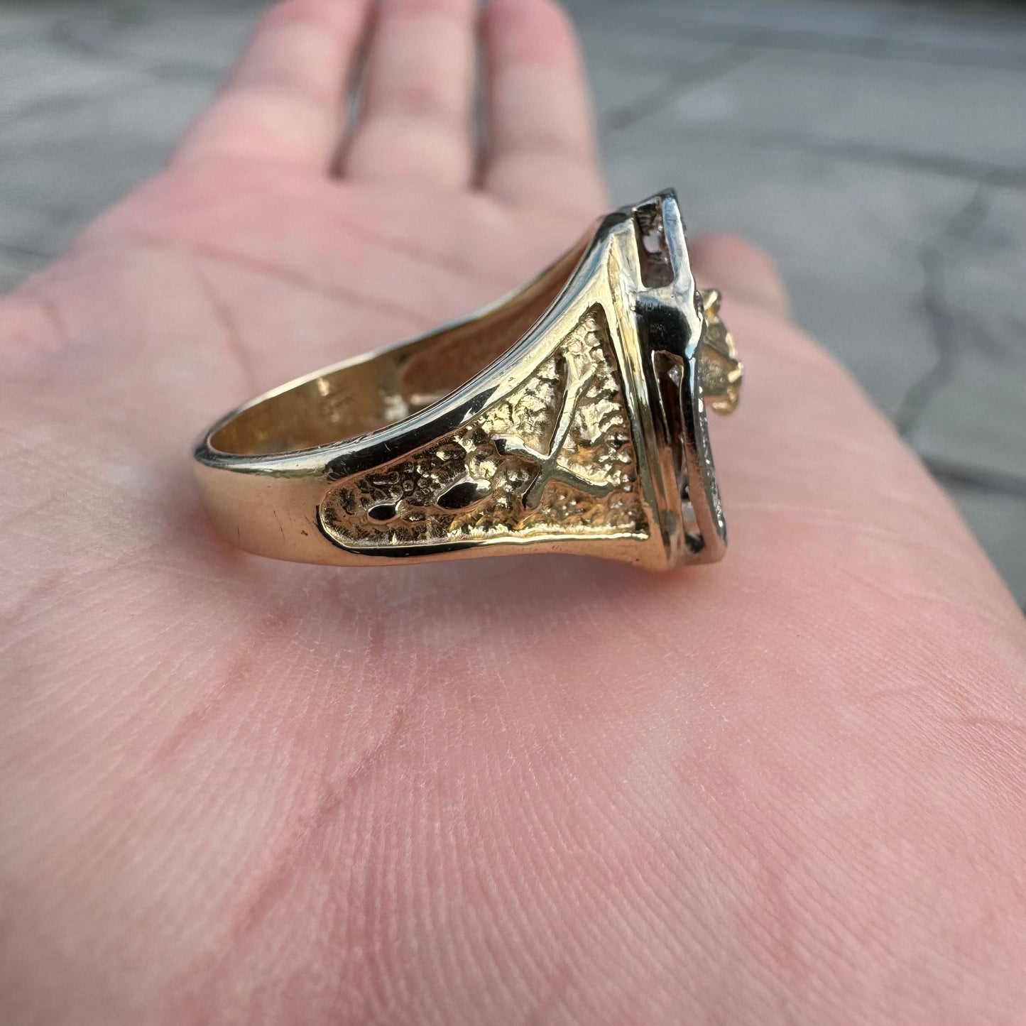 1970’s/80’s Solid 14k Gold .65ctw Natural Diamond Encrusted Good Luck Horseshoe “Gamblers” Ring (8.5)