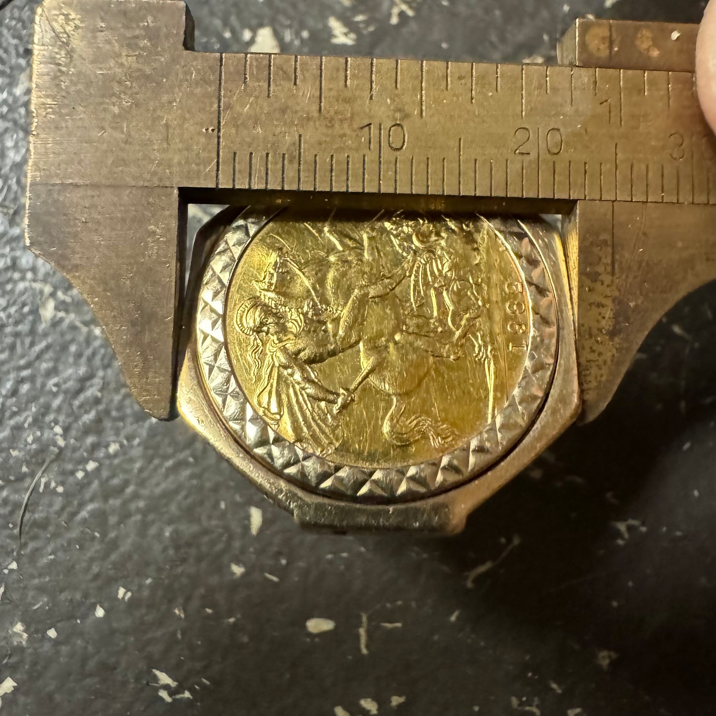 1982 22k Elizabeth 2/St. George British 1 Sovereign Coin Ring (10)