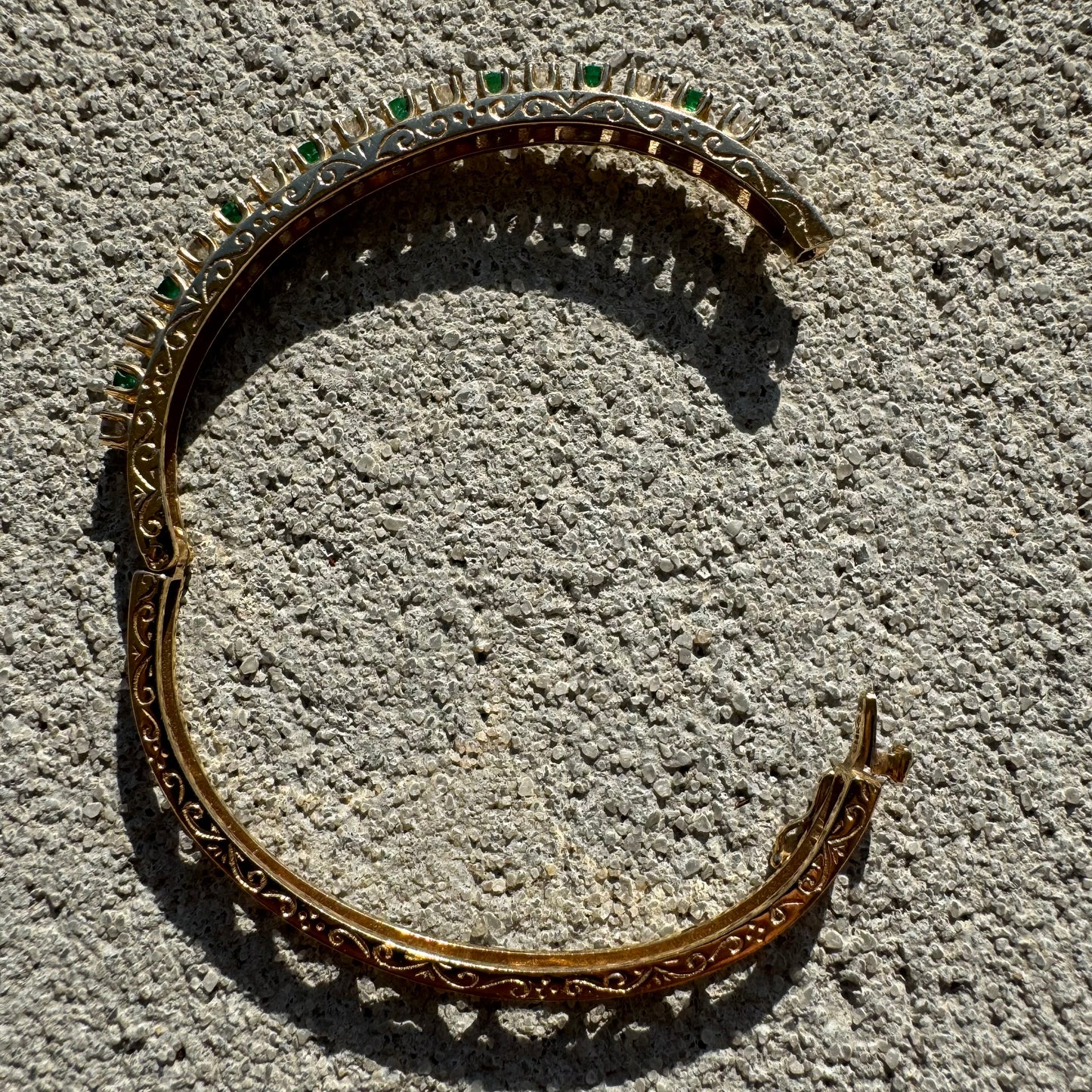 Vintage 14k Yellow Gold 1.3CTW Natural Diamond & Columbian Emerald Hinged Bangle Bracelet (6.5”)