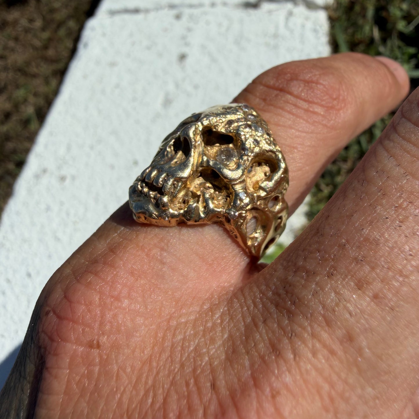 Vintage Solid 14k Yellow Gold Natural Diamond Encrusted Brutalist Ghoulish Skull Ring (11)