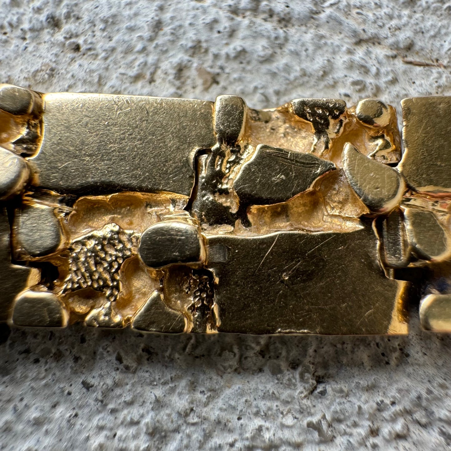 Late 1980’s-Early 90’s Solid 14k Yellow Gold Hinged Nugget Link Bracelet (8.25”)