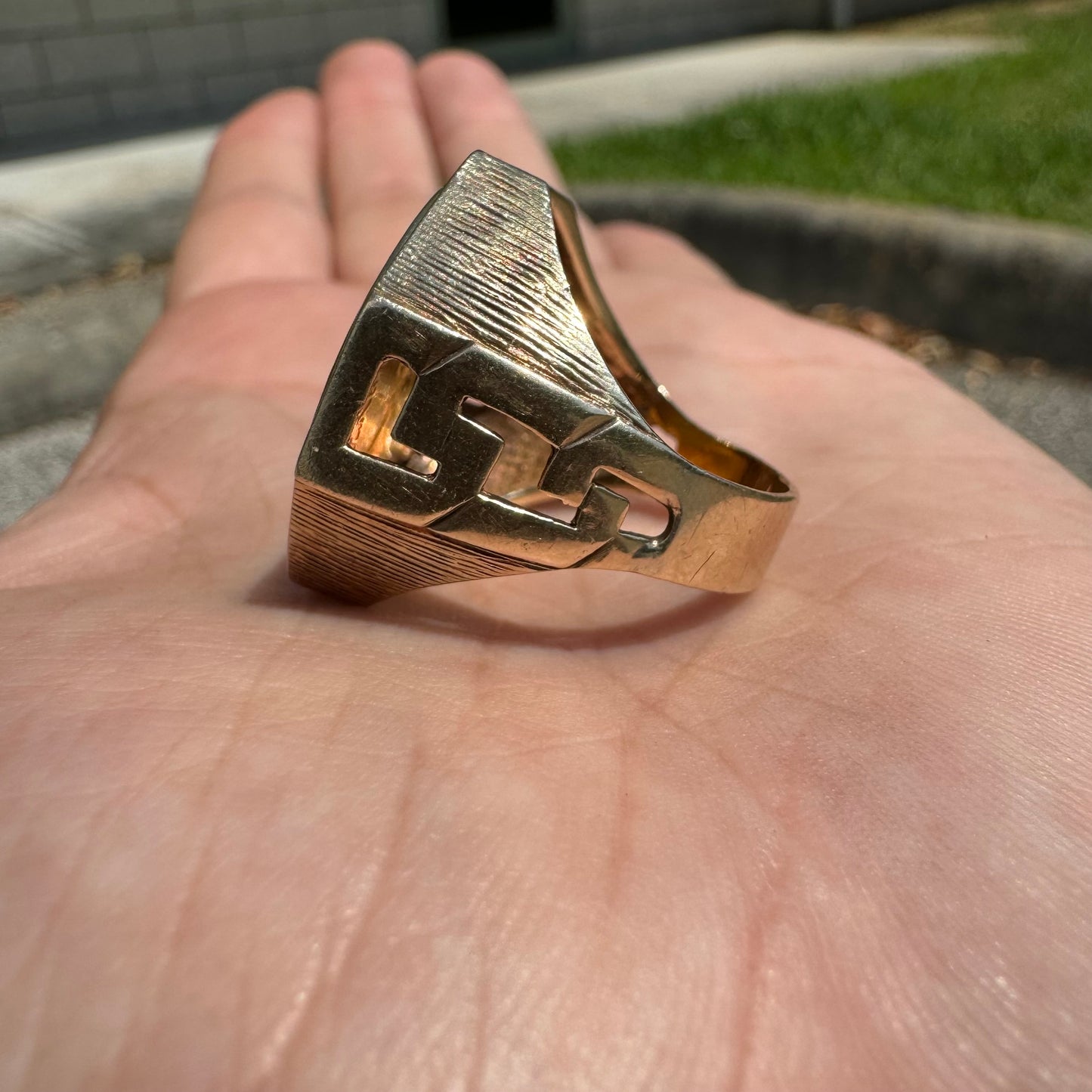 1982 22k Elizabeth 2/St. George British 1 Sovereign Coin Ring (10)