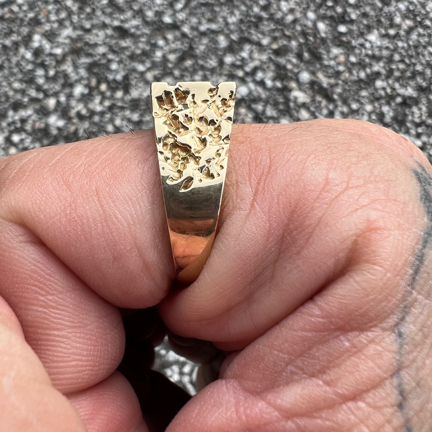 1967 Solid 14k Yellow Gold Old School Black Onyx Inlaid Nugget Style Gents Signet Ring (11)