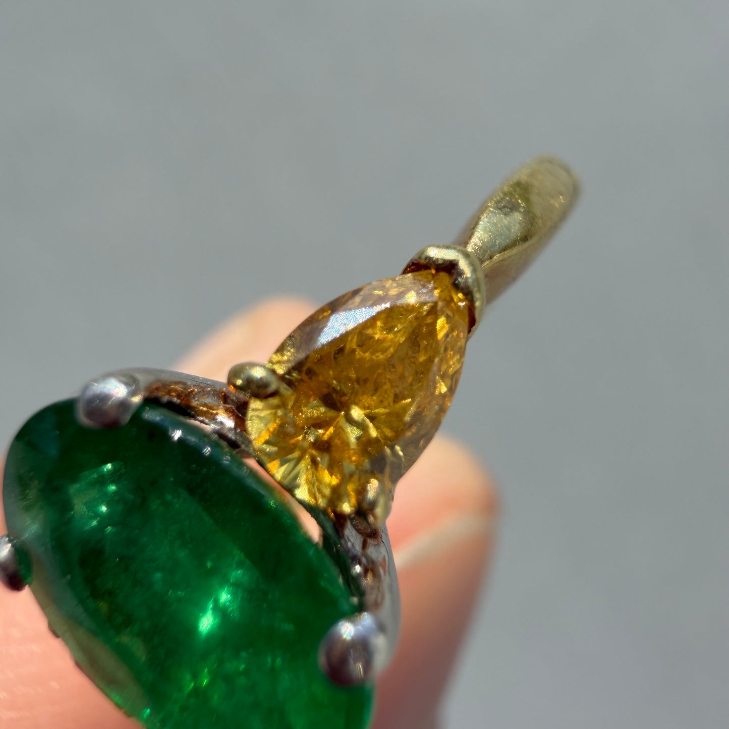 Vintage Solid 18k Yellow Gold and Platinum 2.0ctw Natural Emerald and Fancy Yellow Diamond Trilogy Ring (7.5)