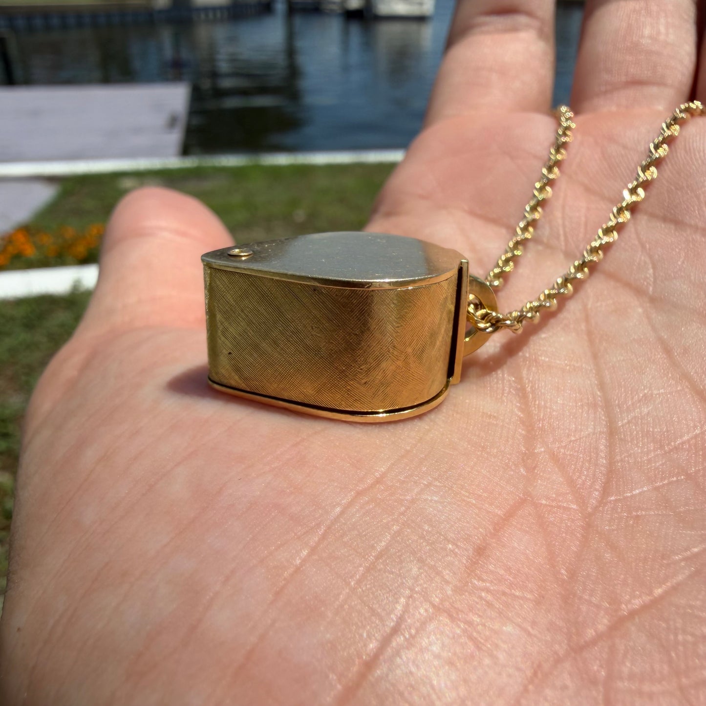 1977 Solid 18k Yellow Gold English Hallmarked Jewelers Loupe Pendant