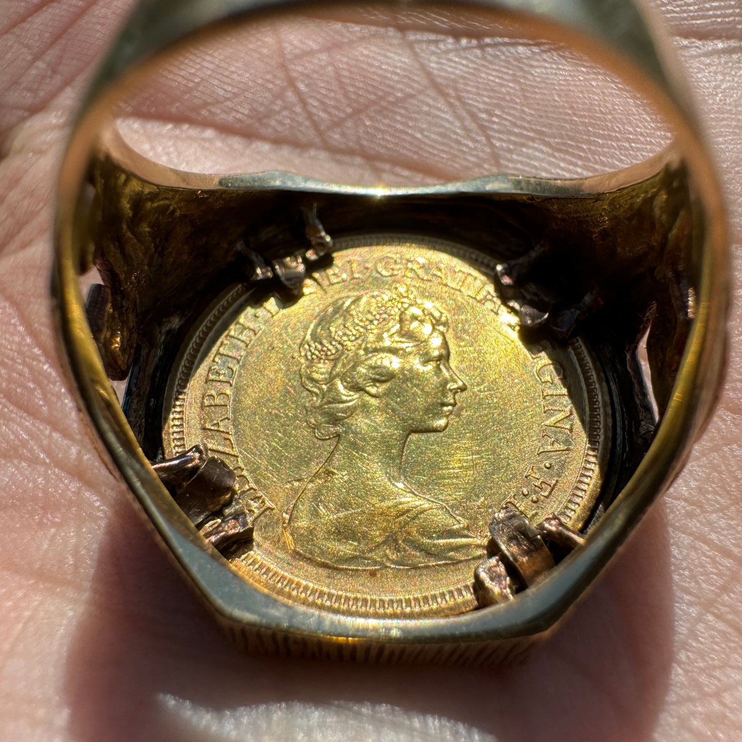 1982 22k Elizabeth 2/St. George British 1 Sovereign Coin Ring (10)
