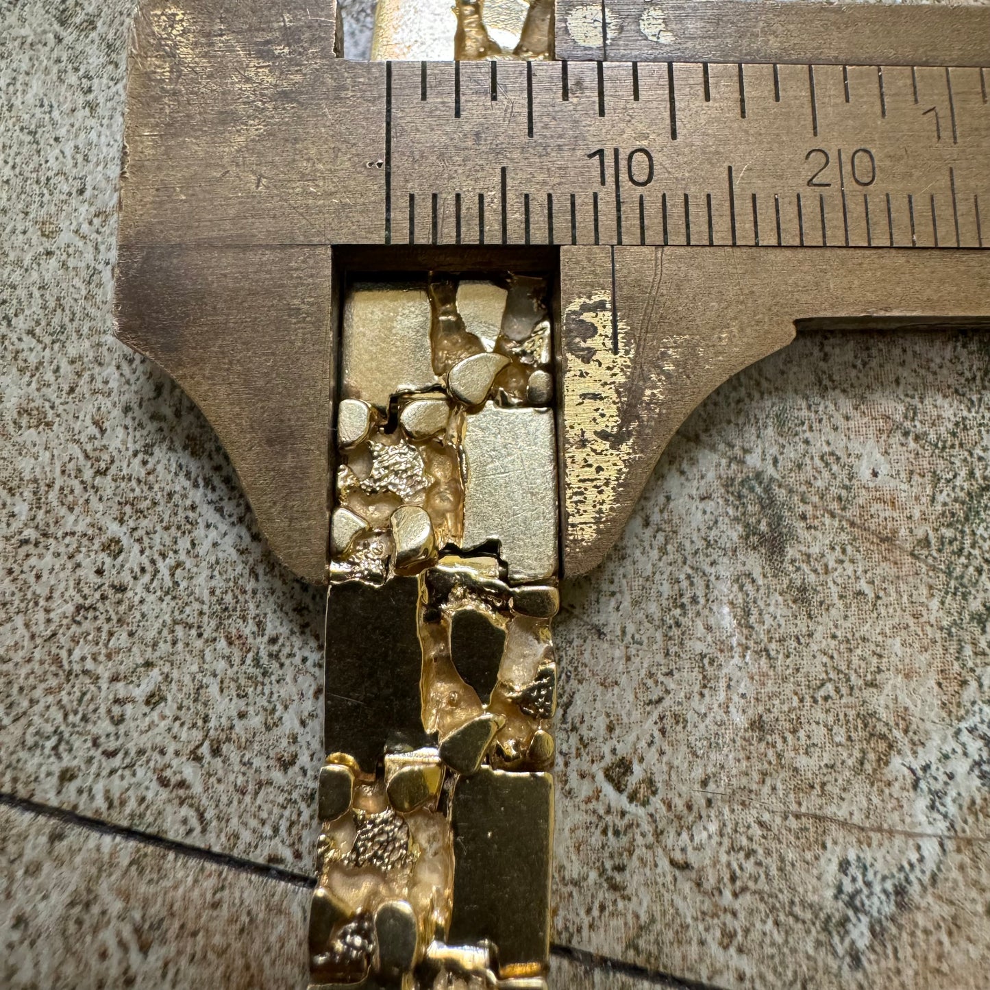 Late 1980’s-Early 90’s Solid 14k Yellow Gold Hinged Nugget Link Bracelet (8.25”)