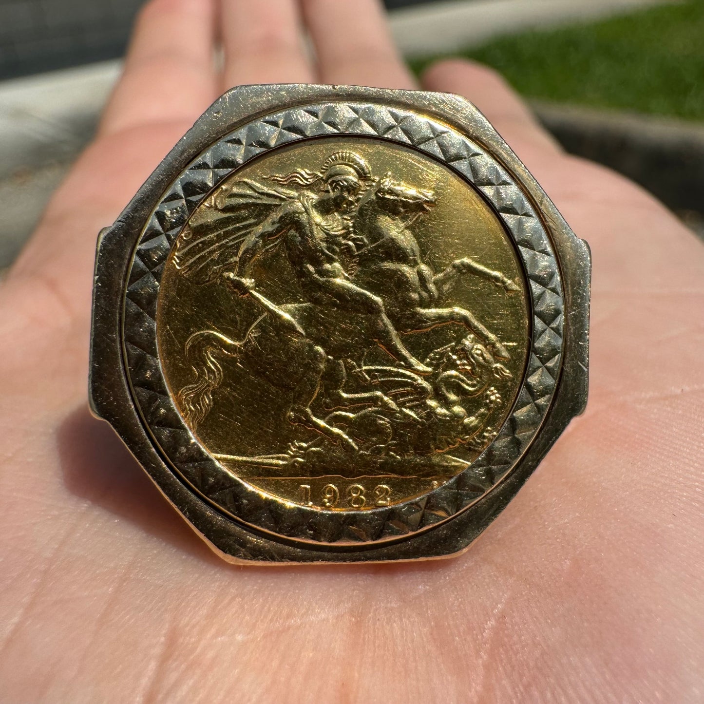 1982 22k Elizabeth 2/St. George British 1 Sovereign Coin Ring (10)