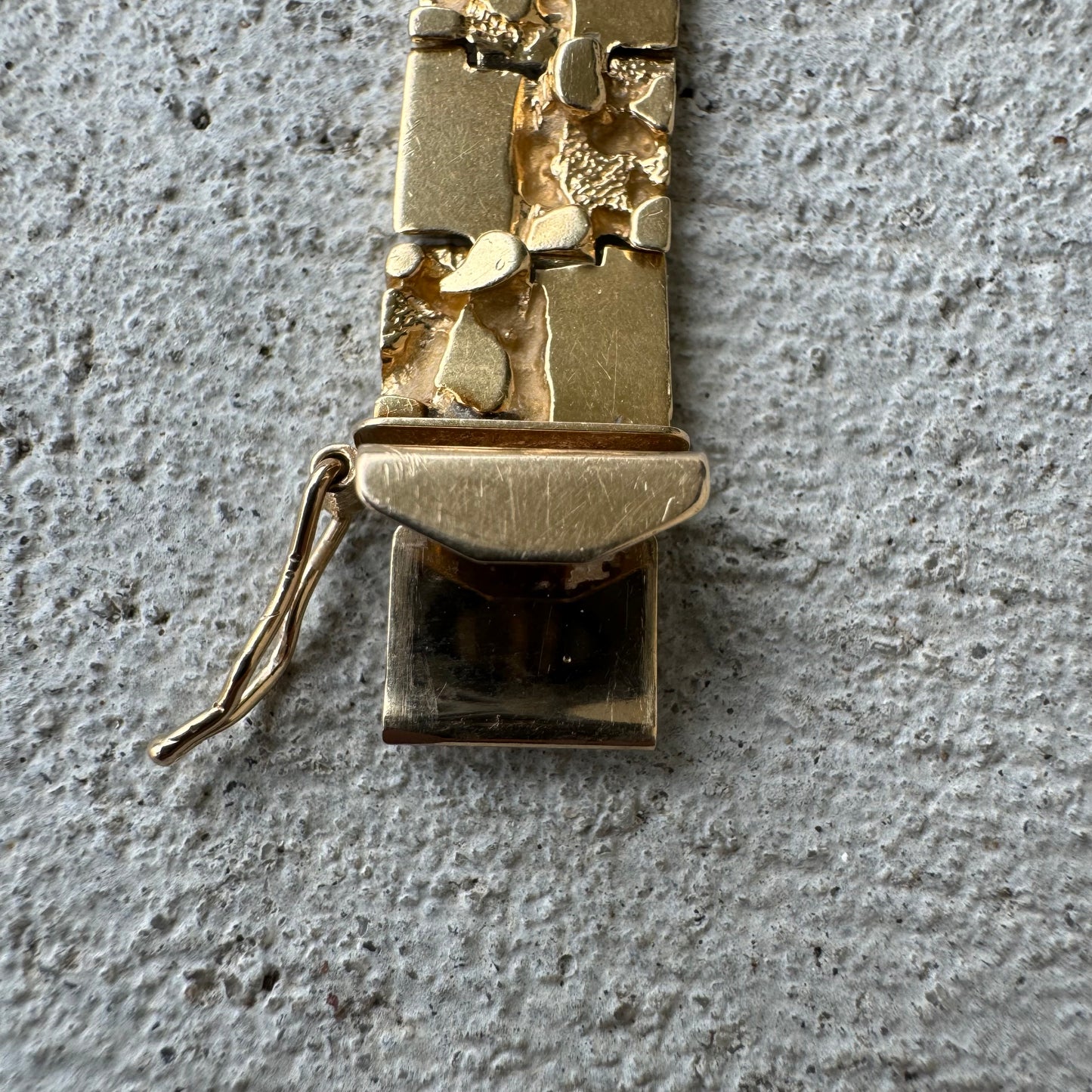 Late 1980’s-Early 90’s Solid 14k Yellow Gold Hinged Nugget Link Bracelet (8.25”)
