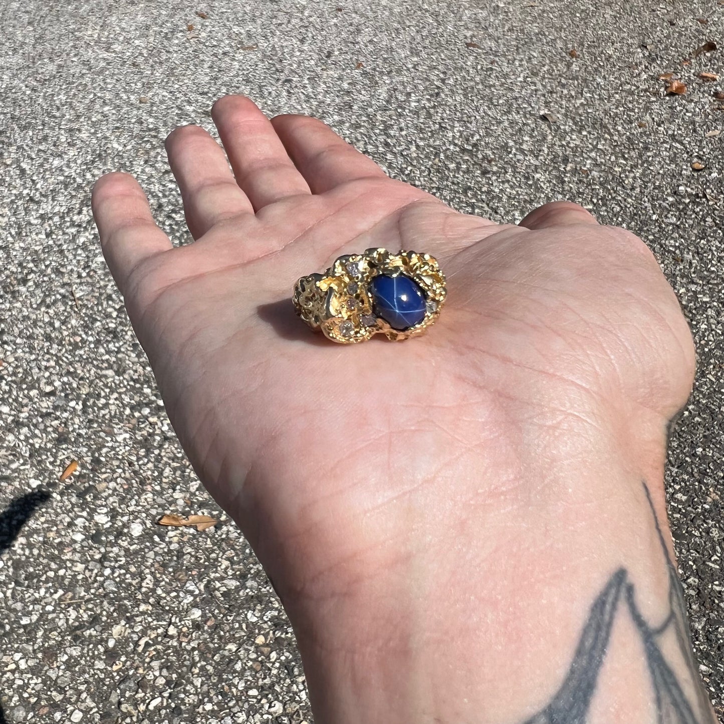 Mid-Century Solid 18k Yellow Gold Blue Star Sapphire Natural VS Diamond Nugget Ring (11)