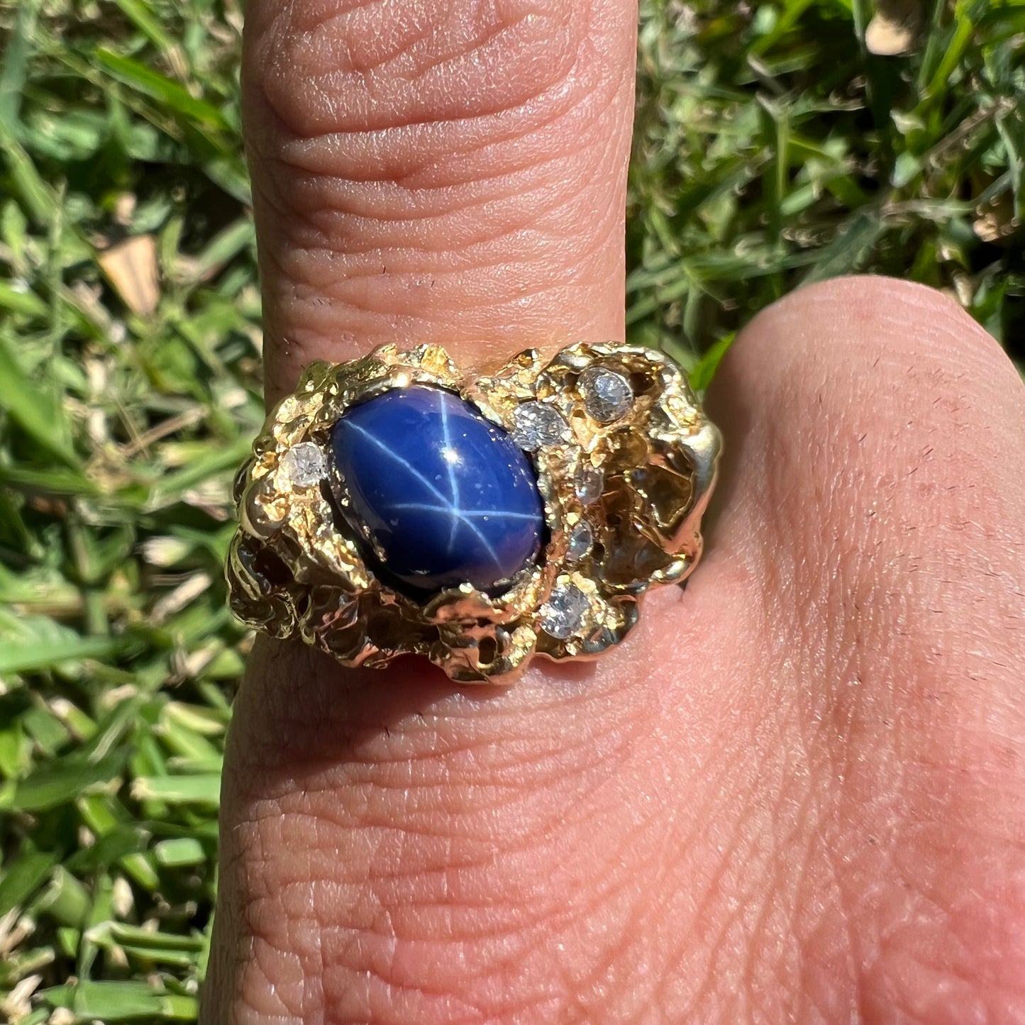 Mid-Century Solid 18k Yellow Gold Blue Star Sapphire Natural VS Diamond Nugget Ring (11)
