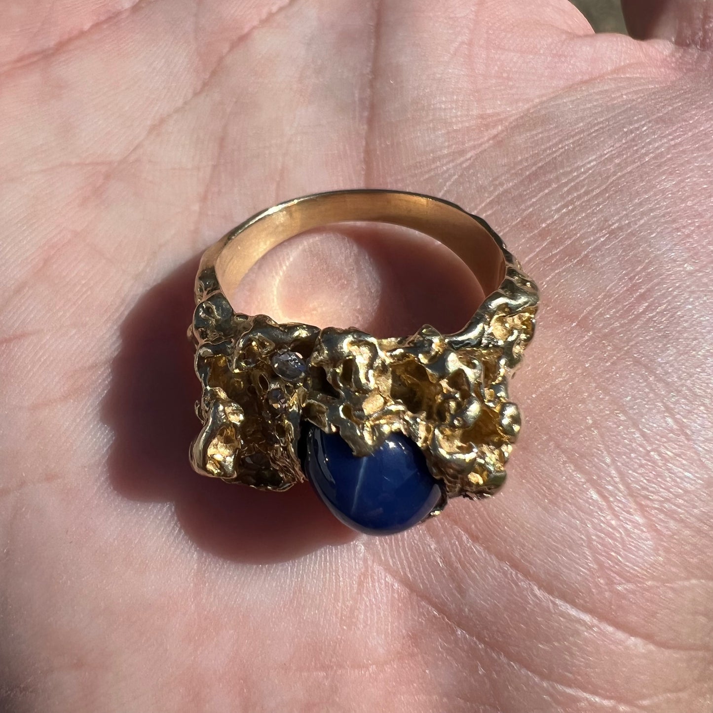 Mid-Century Solid 18k Yellow Gold Blue Star Sapphire Natural VS Diamond Nugget Ring (11)