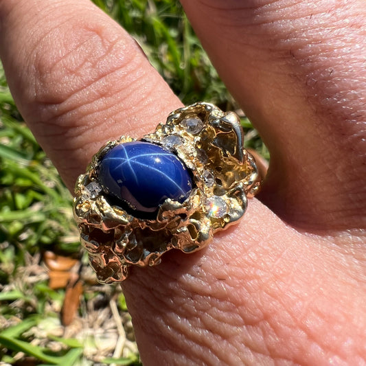 Mid-Century Solid 18k Yellow Gold Blue Star Sapphire Natural VS Diamond Nugget Ring (11)