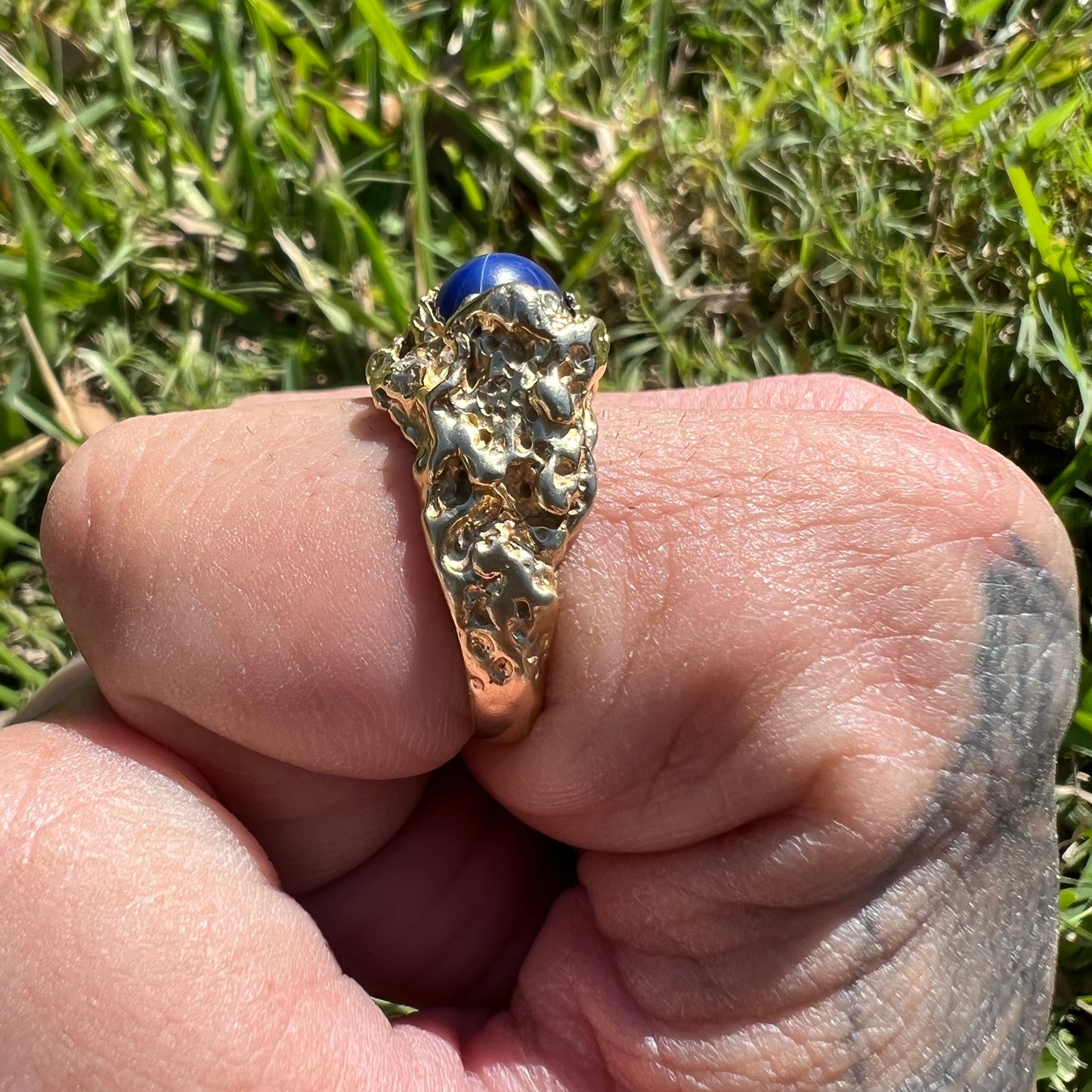 Mid-Century Solid 18k Yellow Gold Blue Star Sapphire Natural VS Diamond Nugget Ring (11)
