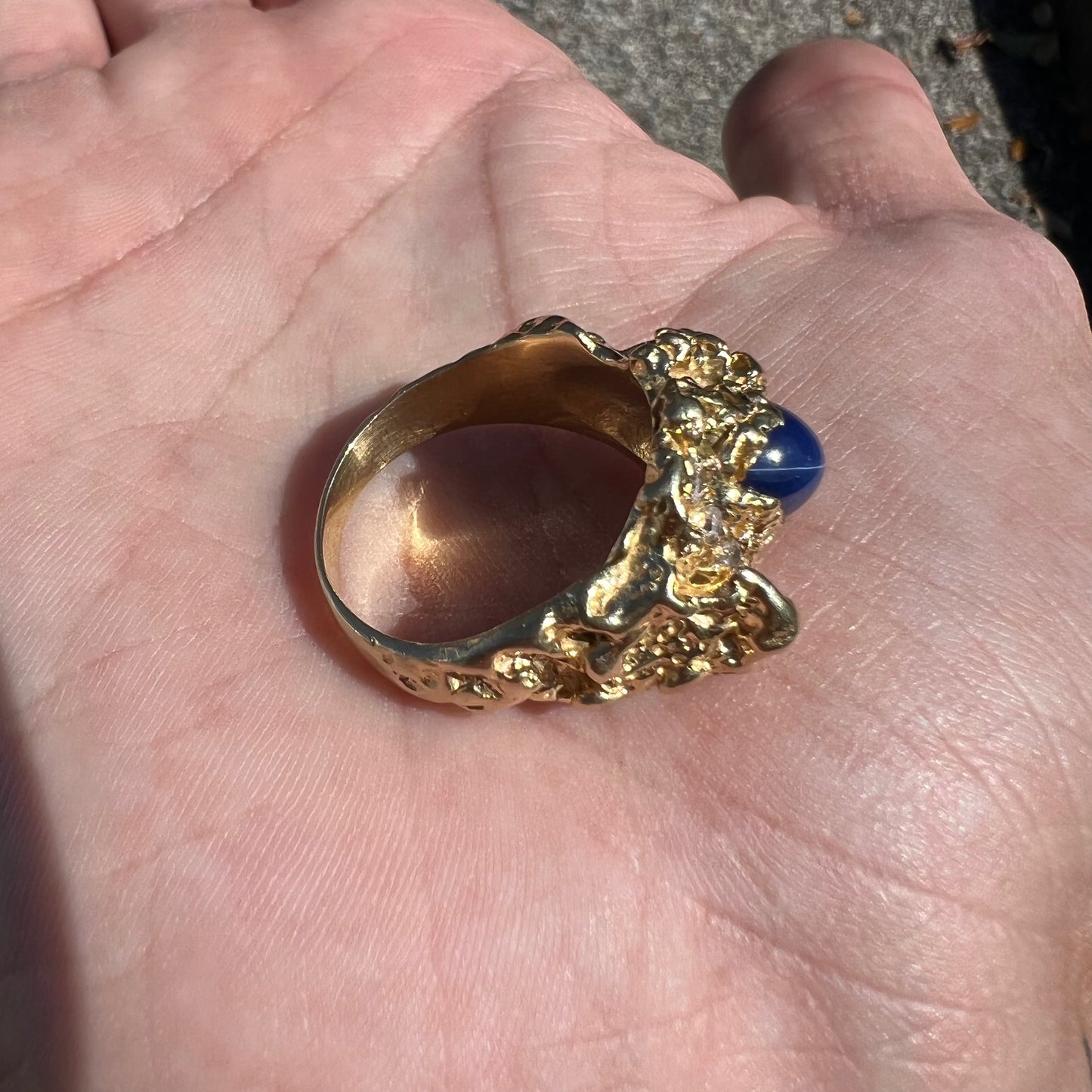 Mid-Century Solid 18k Yellow Gold Blue Star Sapphire Natural VS Diamond Nugget Ring (11)