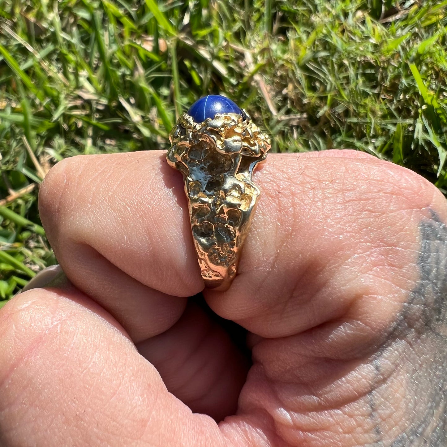 Mid-Century Solid 18k Yellow Gold Blue Star Sapphire Natural VS Diamond Nugget Ring (11)