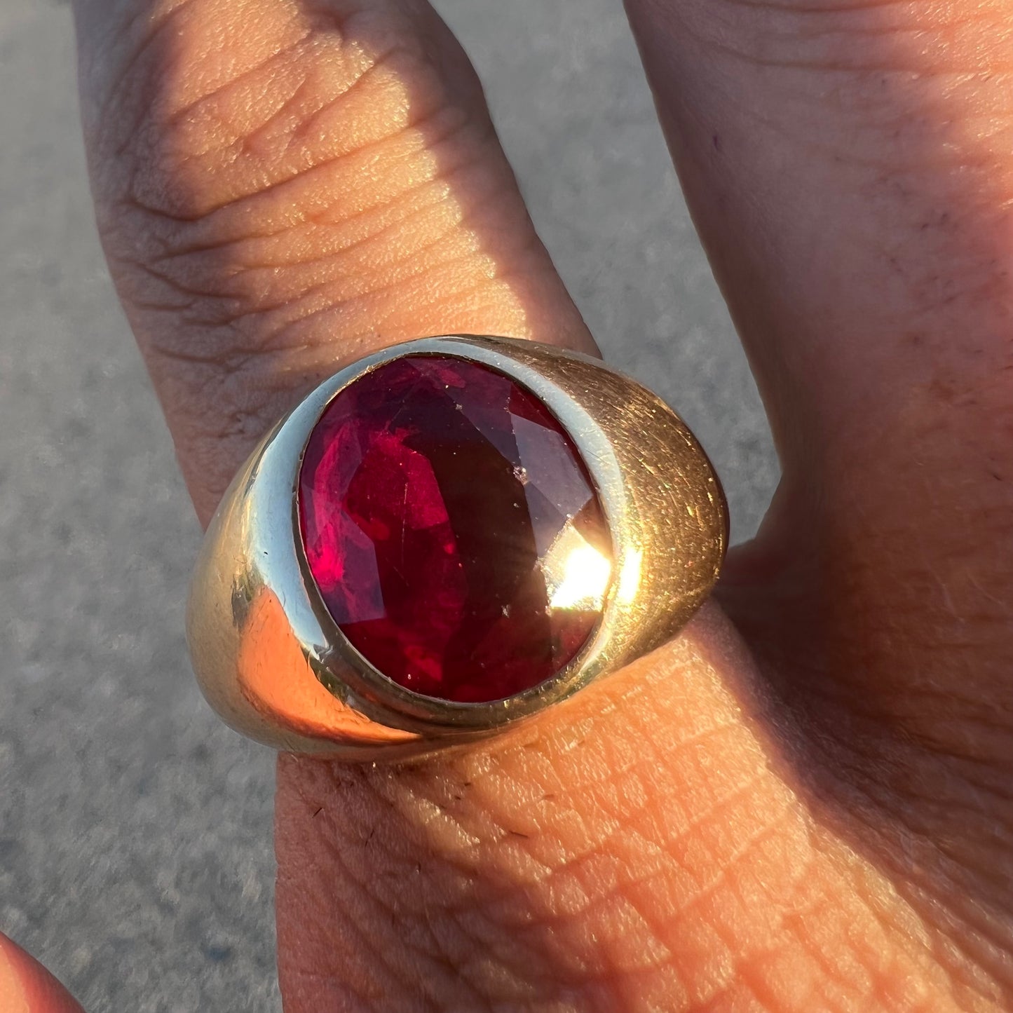 Mid Century 10k Red Spinel Comfort Fit Ring
